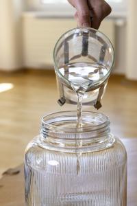 Glas, das mit Wasser gefüllt wird.