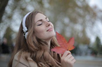 Frau und Blatt